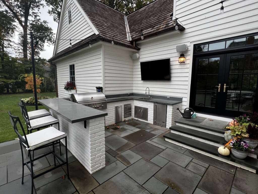Luxury-Full-Outdoor-Kitchen-black_white_modern_DeShayes-Residential-Resort-Design